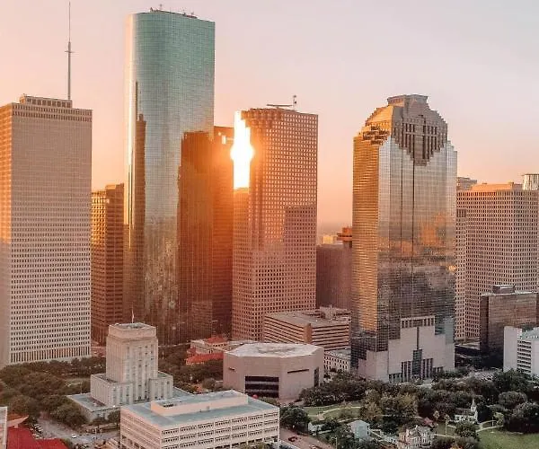 Modern Urban Oasis With Private Parking In Downtown Houston